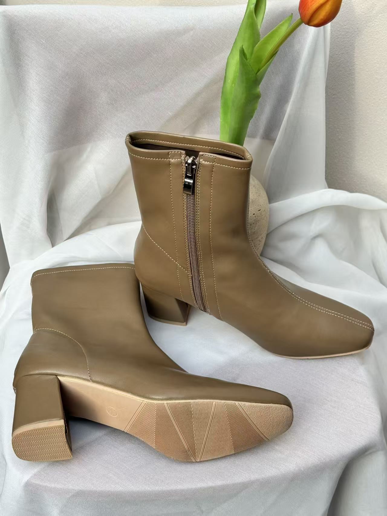 Stivali Bassi con tacco taupe